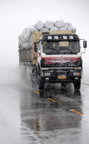 A truck runs against the snow on the road in quake-hit Yushu Tibetan Autonomous Prefecture of northwest China's Qinghai Province, on May 13, 2010.