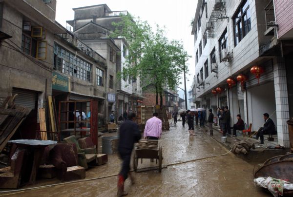 Residents carry silt in Shanxi Town of Xupu County in Huaihua City, central China's Hunan Province, May 15, 2010. 