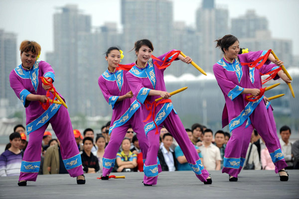 Farmer dancers from Changli County, Qinhuangdao of North China's Hebei Province, perform at the Expo Garden on Saturday as part of the Hebei Week activities, May 15, 2010.