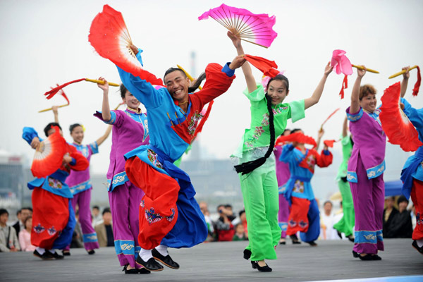 Farmer dancers from Changli County, Qinhuangdao of North China's Hebei Province, perform at the Expo Garden on Saturday as part of the Hebei Week activities, May 15, 2010.