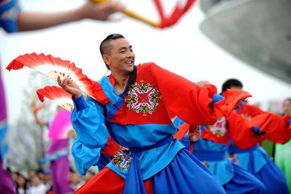 Farmer dancers from Changli County, Qinhuangdao of North China's Hebei Province, perform at the Expo Garden on Saturday as part of the Hebei Week activities, May 15, 2010.