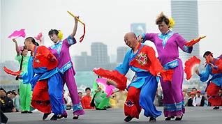 Farmer dancers from Changli County, Qinhuangdao of North China's Hebei Province, perform at the Expo Garden on Saturday as part of the Hebei Week activities, May 15, 2010. The dance has been placed on the national non-material heritage list.