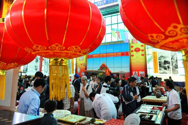 Tourists visit the event of 'Heibei Week' in Shanghai of China, May 16, 2010. 