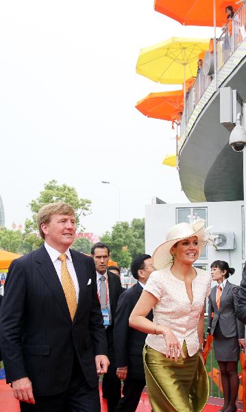 Dutch Prince Willem-Alexander (L) and Princess Maxima visit the Netherlands Pavilion at the 2010 World Expo in Shanghai, east China, May 18, 2010, the National Pavilion Day of Netherlands.