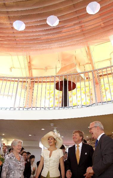 Dutch Prince Willem-Alexander (2nd R) and Princess Maxima (3rd R) visit the Netherlands Pavilion at the 2010 World Expo in Shanghai, east China, May 18, 2010, the National Pavilion Day of Netherlands.
