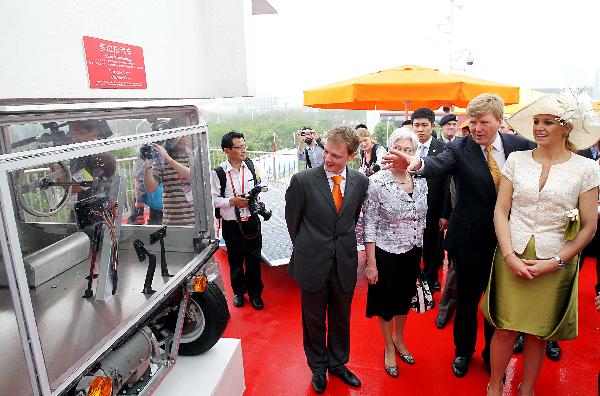 Dutch Prince Willem-Alexander (2nd R) and Princess Maxima (1st R) visit the Netherlands Pavilion at the 2010 World Expo in Shanghai, east China, May 18, 2010, the National Pavilion Day of Netherlands. 