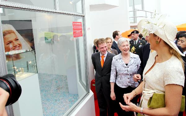 Dutch Princess Maxima (R) visits the Netherlands Pavilion at the 2010 World Expo in Shanghai, east China, May 18, 2010, the National Pavilion Day of Netherlands. 