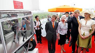 Dutch Prince Willem-Alexander (2nd R) and Princess Maxima (1st R) visit the Netherlands Pavilion at the 2010 World Expo in Shanghai, east China, May 18, 2010, the National Pavilion Day of Netherlands.