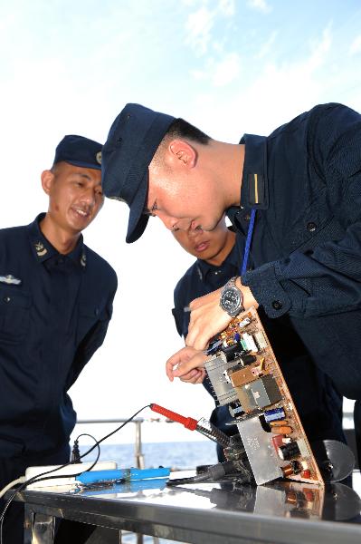 Chinese Navy soldiers exercise on the deck of destroyer DDG-168 Guangzhou during their escort mission in the Gulf of Aden, May 18, 2010.