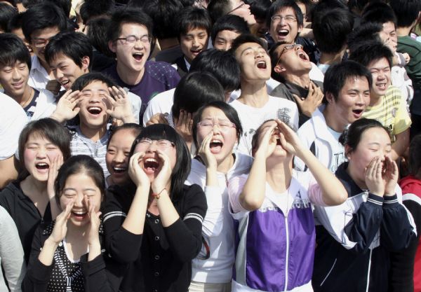 Senior-three students of Lintou Middle School shout loudly to release pressure in Hanshan County of Chaohu City, east China's Anhui Province, May 19, 2010. 