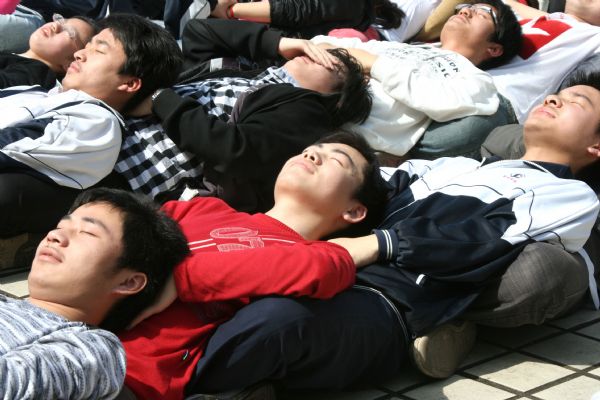 Senior-three students of Lintou Middle School shout loudly to release pressure in Hanshan County of Chaohu City, east China's Anhui Province, May 19, 2010. 