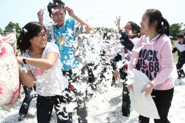 Senior-three students of Lintou Middle School take part in a pillow fight in Hanshan County of Chaohu City, east China's Anhui Province, May 19, 2010.