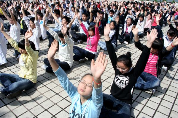 Senior-three students of Lintou Middle School take part in decompressing exercise in Hanshan County of Chaohu City, east China's Anhui Province, May 19, 2010.