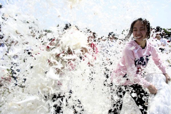 Senior-three students of Lintou Middle School take part in a pillow fight in Hanshan County of Chaohu City, east China's Anhui Province, May 19, 2010. 