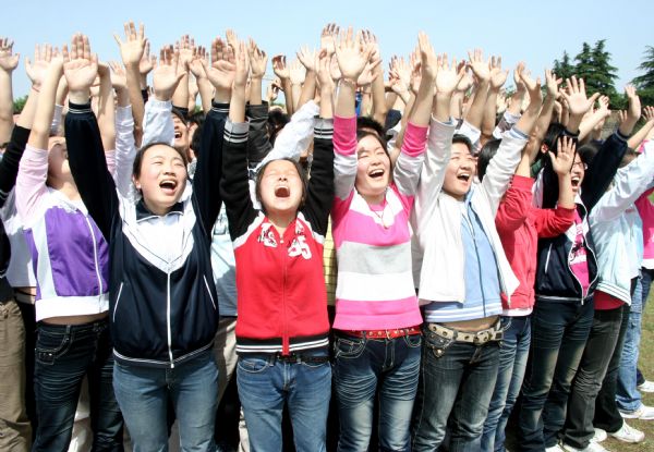 Senior-three students of Lintou Middle School shout loudly to release pressure in Hanshan County of Chaohu City, east China's Anhui Province, May 19, 2010. 