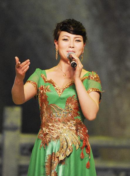 Singer Gao Xuli from Shanxi performs on the Baosteel Stage at the 2010 World Expo in Shanghai, east China, May 20, 2010. 