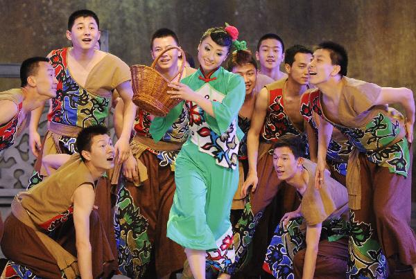 Dancers from Shanxi perform on the Baosteel Stage at the 2010 World Expo in Shanghai, east China, May 20, 2010. A show to promote north China&apos;s Shanxi Province are held here these days. 