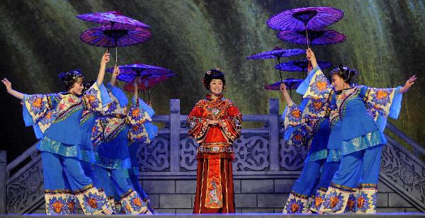 Singer Liu Wentao and dancers from Shanxi perform on the Baosteel Stage at the 2010 World Expo in Shanghai, east China, May 20, 2010. A show to promote north China&apos;s Shanxi Province are held here these days. 