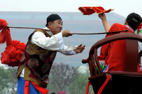 Folk actors from Xiaoyi City of north China&apos;s Shanxi Province stage a Yangko performance at the Shanghai World Expo Park in Shanghai, east China, May 20, 2010.