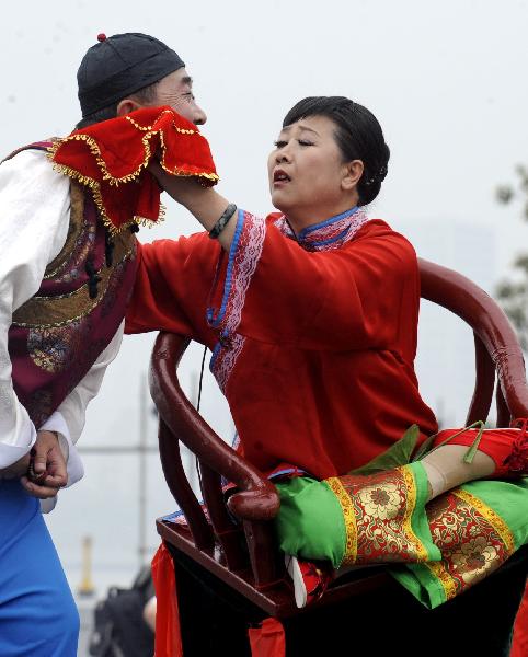 Folk actors from Xiaoyi City of north China&apos;s Shanxi Province stage a Yangko performance at the Shanghai World Expo Park in Shanghai, east China, May 20, 2010.