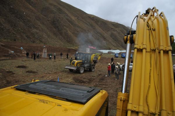 Excavators are seen at a construction site of a green agricultural base in Jiegu Town of quake-hit Yushu Tibetan Autonomous Prefecture in northwest China's Qinghai Province, May 21, 2010. The construction of 1,923 greenhouses will be completed till June 15 in Yushu to provide sufficient vegetables for local residents. 