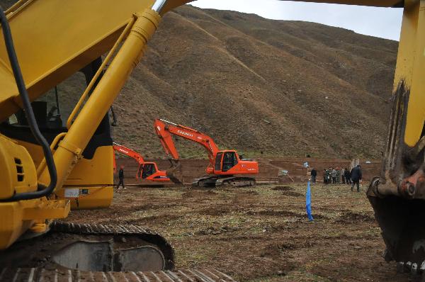 Excavators are seen at a construction site of a green agricultural base in Jiegu Town of quake-hit Yushu Tibetan Autonomous Prefecture in northwest China's Qinghai Province, May 21, 2010. The construction of 1,923 greenhouses will be completed till June 15 in Yushu to provide sufficient vegetables for local residents. 