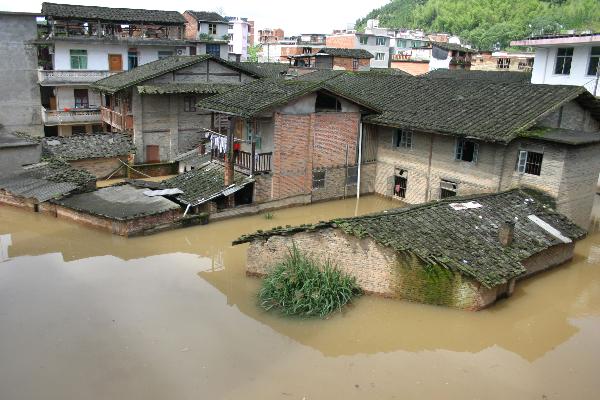 Houses are surrounded by flood in Shunchang County of Nanping City, southeast China&apos;s Fujian Province, May 23, 2010. Heavy rain hit the province on May 22 and 23. [Xinhua] 
