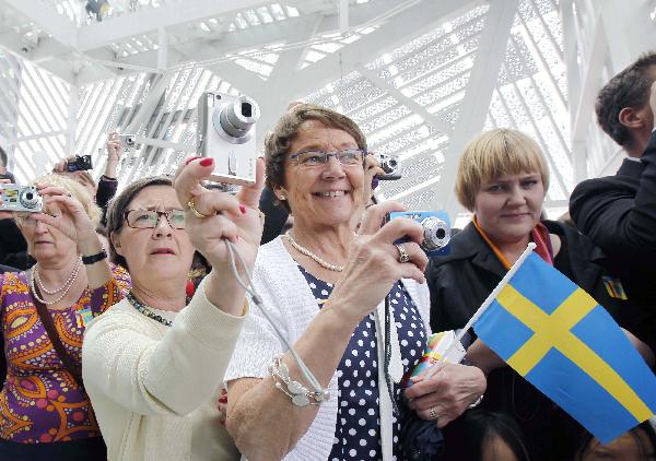 Visitors take photos during the celebration marking the National Pavilion Day for Sweden at the World Expo park in Shanghai, east China, May 23, 2010. (Xinhua/Liu Ying) 