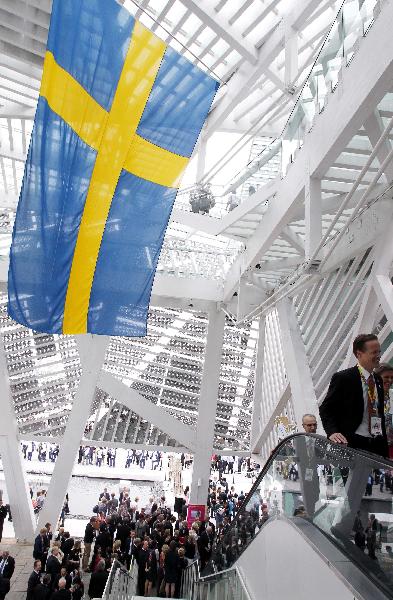 People arrive to take part in the celebration marking the National Pavilion Day for Sweden at the World Expo park in Shanghai, east China, May 23, 2010. (Xinhua/Liu Ying) 