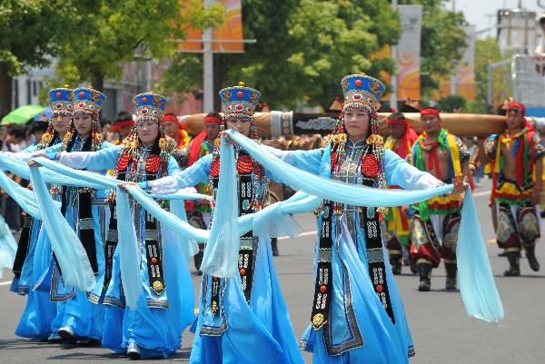 The phalanx of 'Prairie Girls' perform during a parade at the World Expo Park in Shanghai, east China, May 24, 2010. 