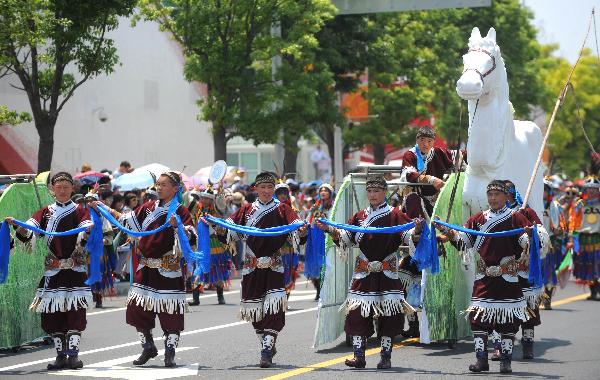 The phalanx of 'Puppet Horse' participates in a parade at the World Expo Park in Shanghai, east China, May 24, 2010. 