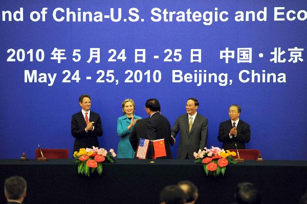 US Treasury Secretary Timothy Geithner (L), U.S. Secretary of State Hillary Clinton (2nd L), Chinese Vice Premier Wang Qishan (2nd R) and Chinese State Councilor Dai Bingguo (R) attend a signing ceremony of seven agreements between China and the United States in Beijing May 25, 2010.