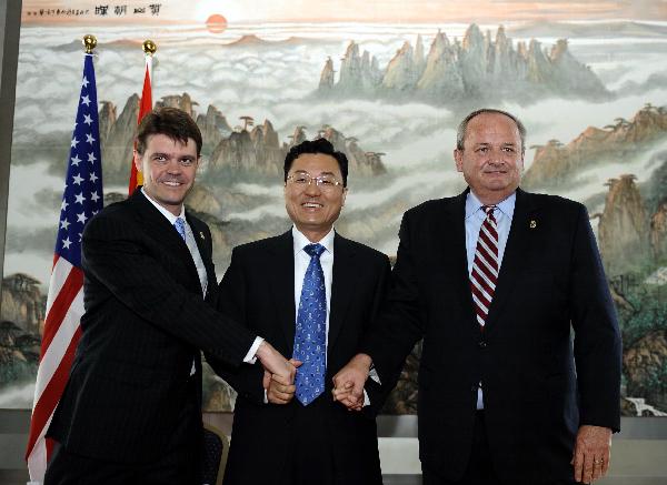 John Morton (L), Department of Homeland Security (DHS) Assistant Secretary for U.S. Immigration and Customs Enforcement (ICE), Xie Feng (C), Deputy Chief of Mission of the Chinese Embassy, and a U.S. Customs and Border Protection (CBP) official attend the pre-historic fossils hand-over ceremony in Washington, capital of the United States, May 26, 2010. The U.S. government Wednesday returned some priceless pre-historic fossils to China as a result of two countries' cooperation on the fight against transnational crimes. 