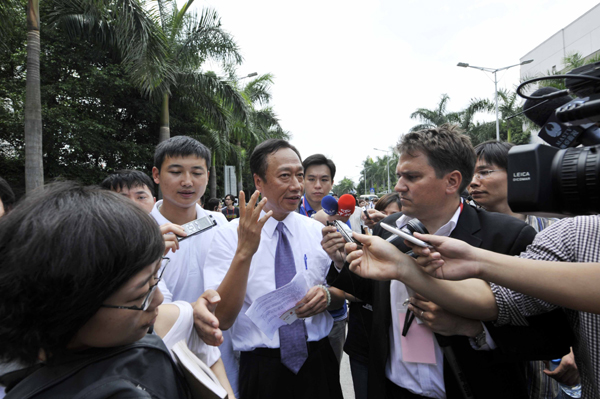 President of Foxconn Terry Gou (C) speaks to media at the company's plant in Shenzhen, a city of south China's Guangdong Province, May 26, 2010.