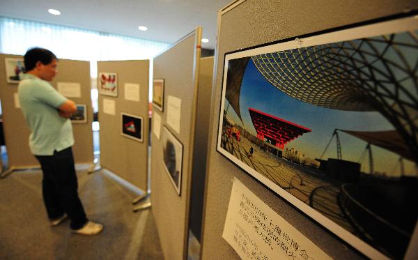 A student of Waseda University watches photos featuring the World Expo 2010 during a photo exhibition sponsored by Chinese Students Association at Waseda University in Tokyo, May 26, 2010. 