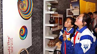 Students from Hongqi primary school of quake-hit Yushu Prefecture of China's Qinghai Province visit the South Africa Pavilion in Shanghai, east China, May 28, 2010.