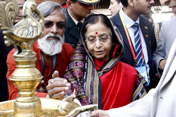 Indian President Pratibha Patil (R front) visits India Pavilion at the World Expo in Shanghai, May 30, 2010.