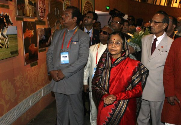 Indian President Pratibha Patil (front) visits India Pavilion at the World Expo in Shanghai, May 30, 2010. 