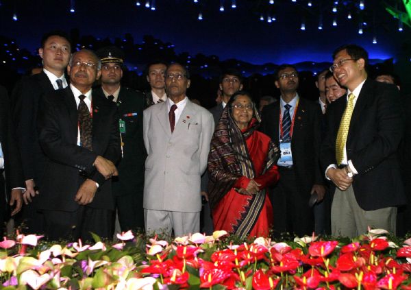 Indian President Pratibha Patil (3rd R, front) visits China Pavilion at the World Expo in Shanghai, May 30, 2010.