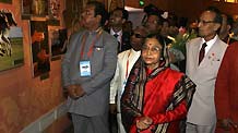 Indian President Pratibha Patil (front) visits India Pavilion at the World Expo in Shanghai, May 30, 2010.