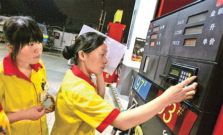 China raises gas prices 25%, cuts gasoline rates