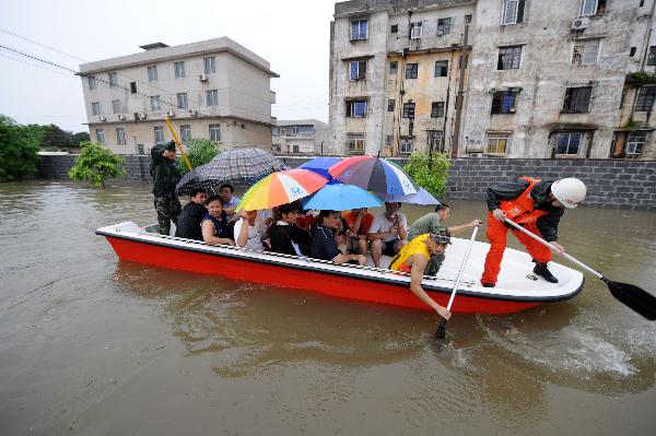 Rescuers using a lifeboat to rescue residents trapped by the flood in Laibin, southwest China&apos;s Guangxi Zhuang Autonomous Region, June 1, 2010.