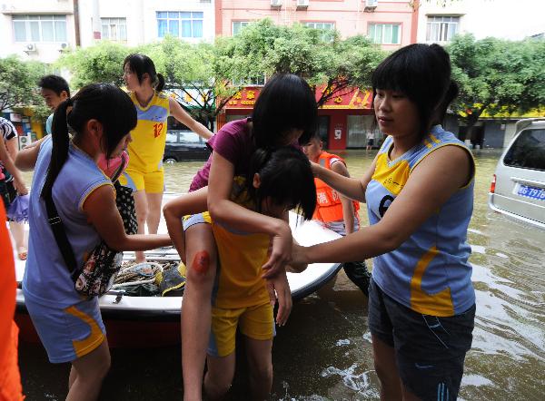 Rescuers transfer the students by lifeboat who are trapped at school in Laibin City, south China&apos;s Guangxi Zhuang Autonomous Region, June 1, 2010, due to the continuing severe rain and storm.