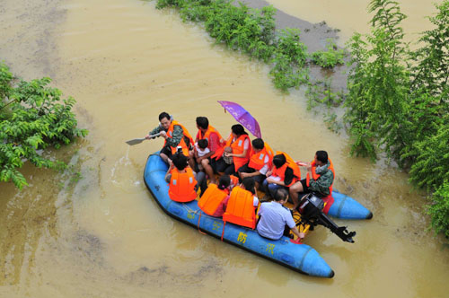 Residents are evacuated to safety after flood caused by heavy rain in Du'an, south China's Guangxi Zhuang Autonomous Region, June 1, 2010.