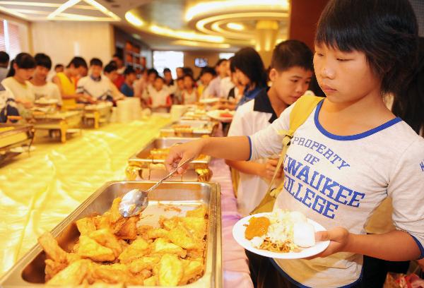 Students of Laibin City Experimental High School have breakfast in Laibin City, southwest China's Guangxi Zhuang Autonomous Region, June 2, 2010.