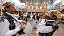 Yemeni performers dance along the drumbeat in Yemen Pavilion during the 2010 World Expo in Shanghai, east China, June 2, 2010.