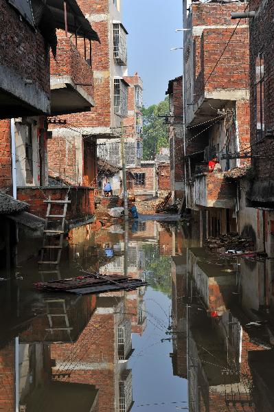 Houses are flooded at Lingwo, Dongshe district, Laibin city, south China&apos;s Guangxi Zhuang Autonomous Region, June 4, 2010. Some 1,700 residents in Lingwo were still trapped by the flood triggered by heavy rain since Wednesday in Guangxi.