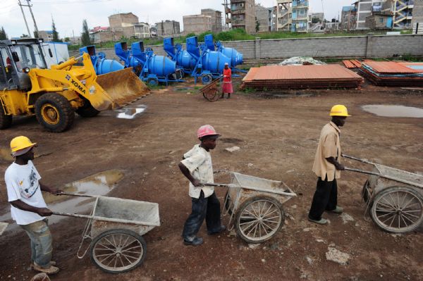 Kenya builders work at the construction site of the Kayole hospital in Nairobi, capital of Kenya, June 4, 2010. The hospital, which is built with China's preferential loans, will help improve local's medical care and health. 