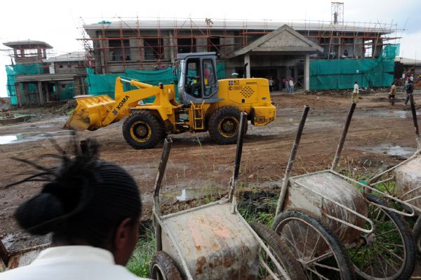 Kenya builders work at the construction site of the Kayole hospital in Nairobi, capital of Kenya, June 4, 2010. The hospital, which is built with China's preferential loans, will help improve local's medical care and health. 