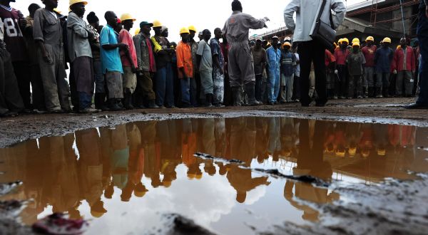 Kenya builders work at the construction site of the Kayole hospital in Nairobi, capital of Kenya, June 4, 2010. The hospital, which is built with China's preferential loans, will help improve local's medical care and health. 